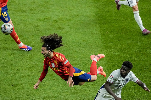 Marc Cucurella and Bukayo Saka vie for the ball